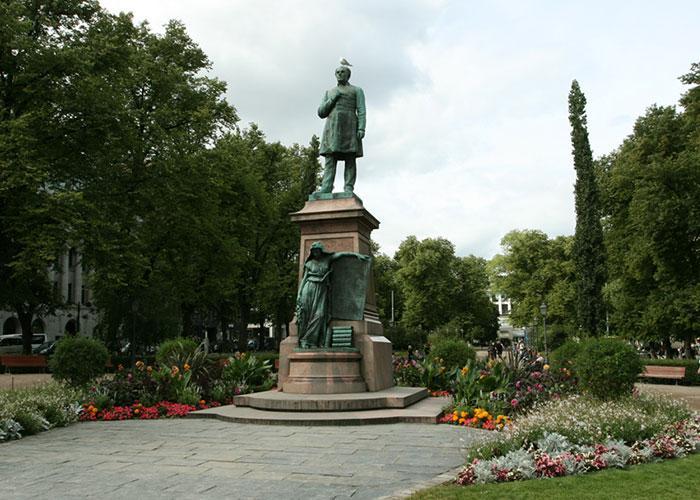 Парк Эспланда - центральное место в Хельсинки для прогулок и пикников